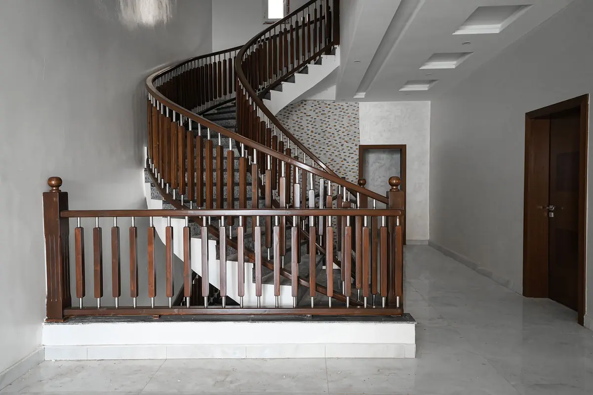 Apartman giriş holü ve ahşap korkuluklu merdiven — apartman temizliği sonrası.