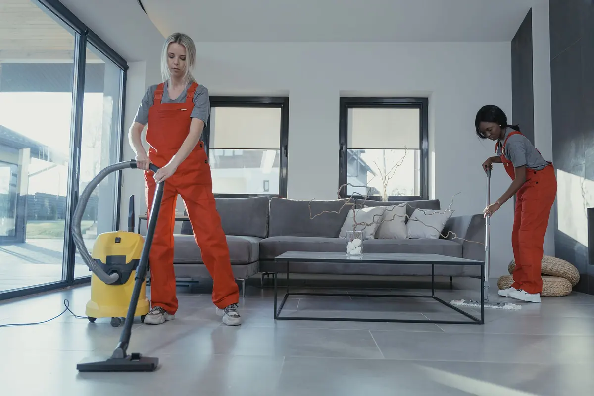 Ev temizliğinde salon zemininin makineyle süpürülmesi ve paspaslanması.