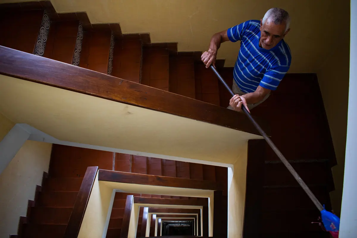 Apartman merdiven boşluğunda basamakların ıslak paspasla temizlenmesi.