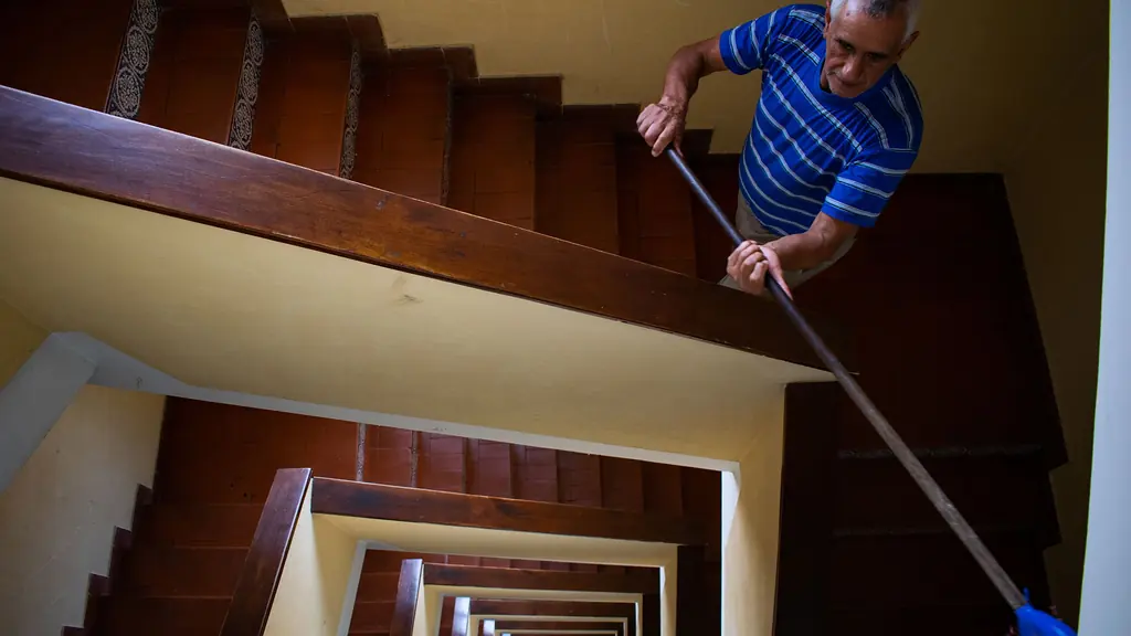 Malatya merdiven temizliği: apartman merdiven boşluğunda basamakları paspaslayan görevli