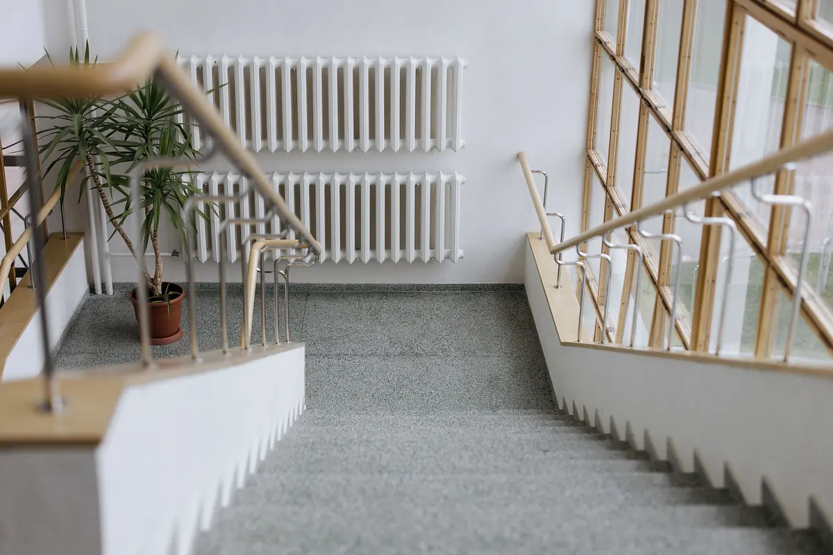 Mozaik basamaklar, sahanlık ve radyatör çevresi — apartman merdiven temizliği.