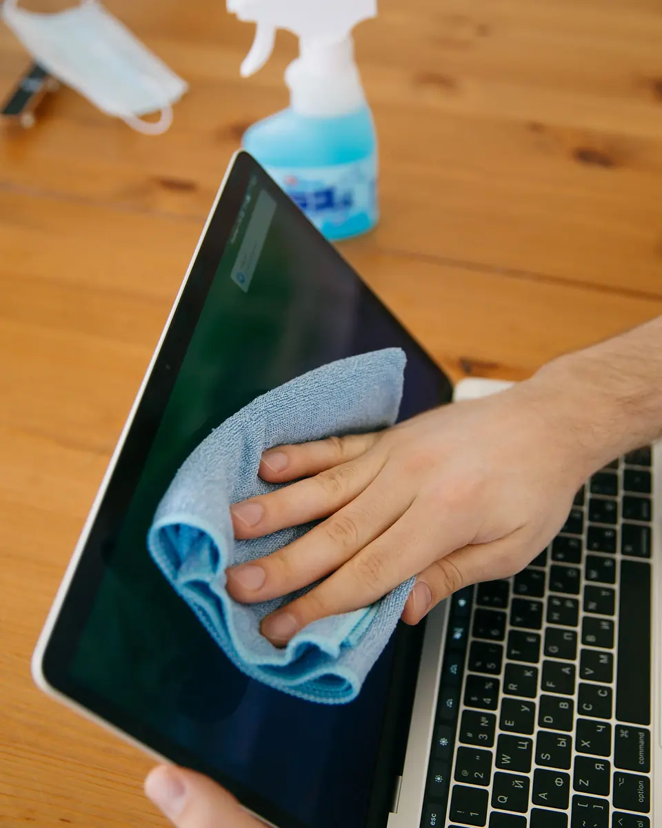Malatya Ofis Temizliği: dizüstü bilgisayar ve masanın mikrofiber bezle silinmesi