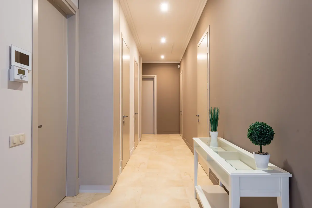Apartman ortak alan temizliği sonrası düzenli ve temiz kat koridoru