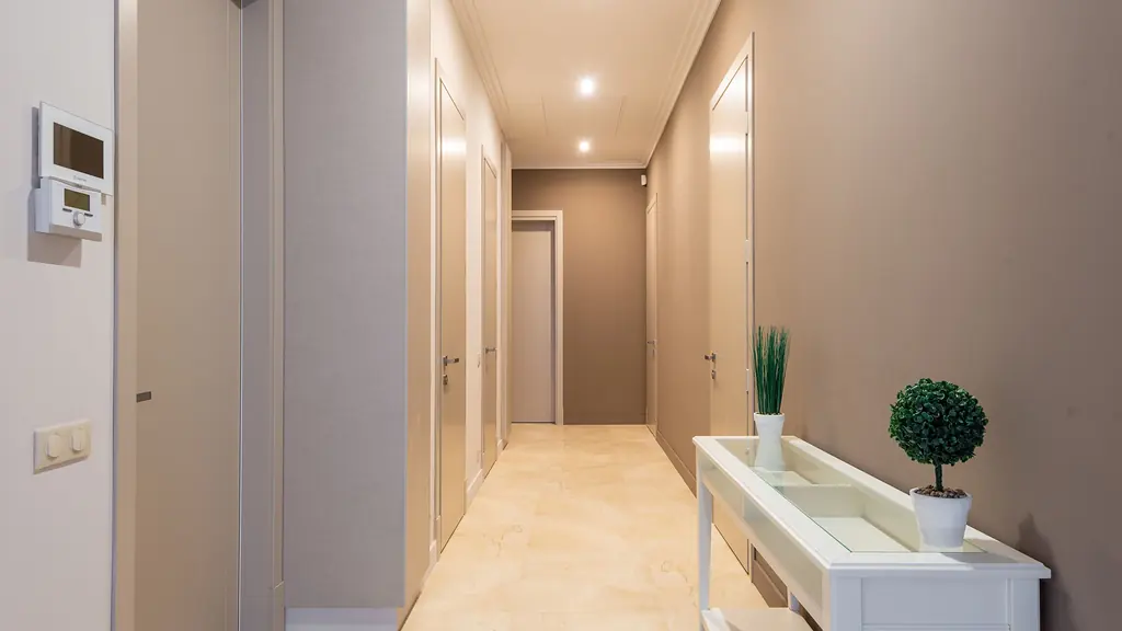 Apartman ortak alan temizliği sonrası düzenli ve temiz kat koridoru