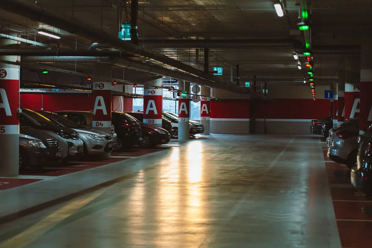 Otopark temizliği sonrası yağ ve lastik izlerinden arındırılmış zemin.