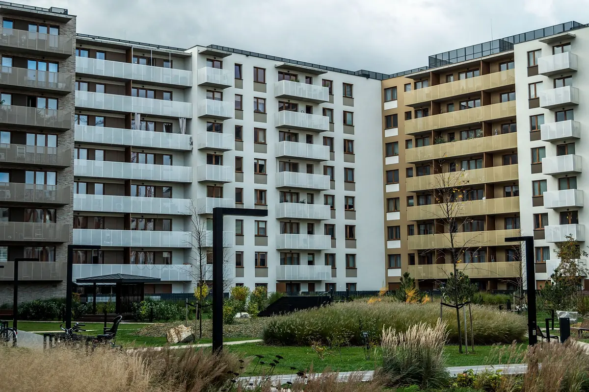 Malatya site temizliği: bloklar arası yürüyüş yolları ve peyzaj alanları.